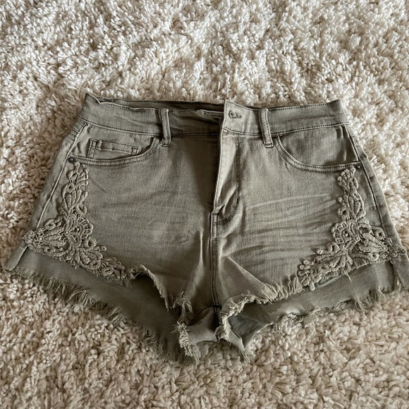 Green MUDD Shorts Size 9 - Picture 1 of 4